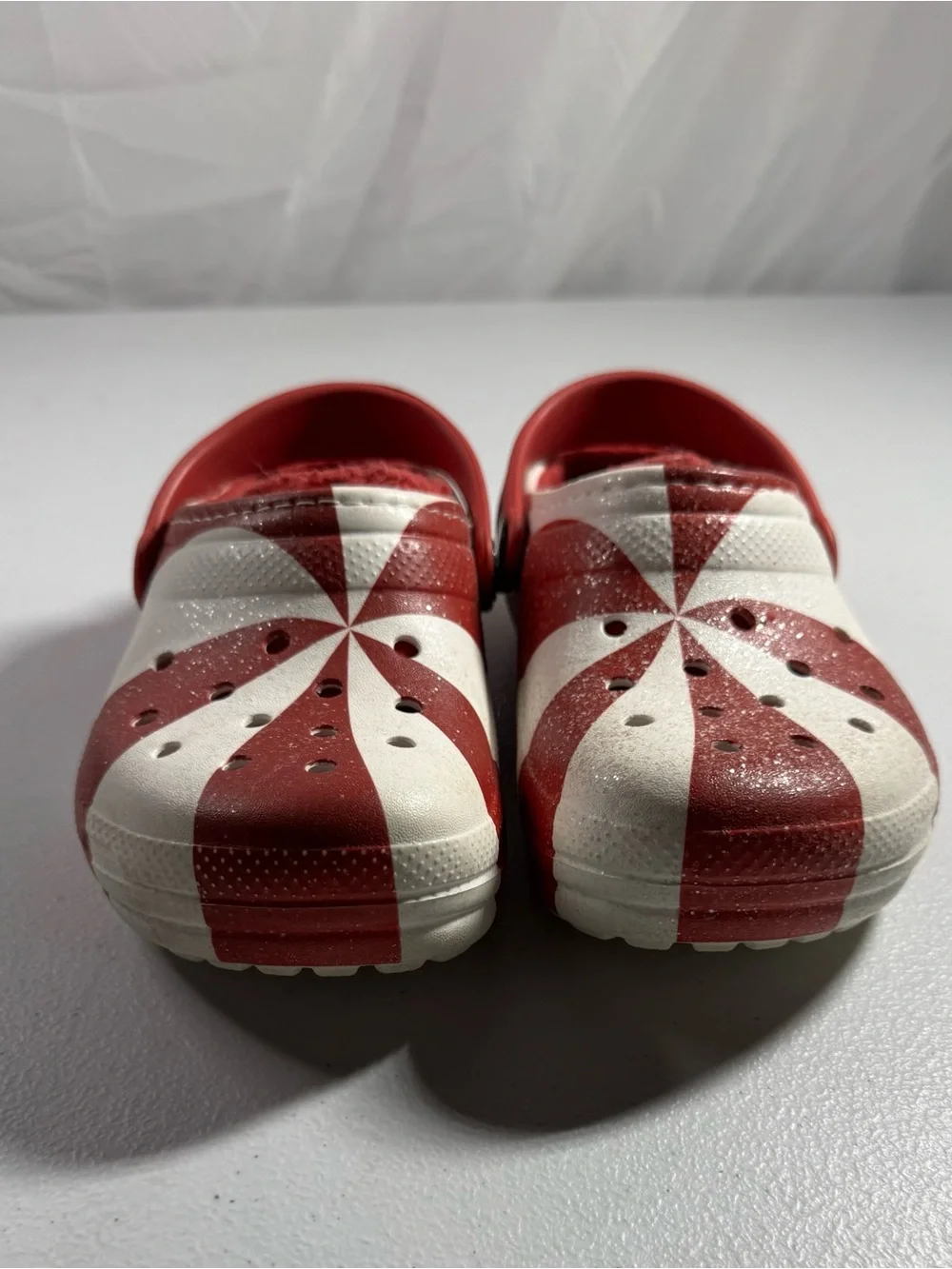 CROCS Kids Red & White Pinwheel Lined Clogs